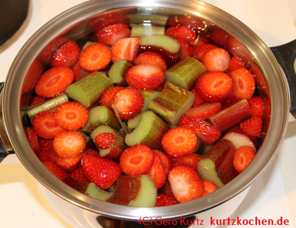 Rhabarber mit Erdbeeren - Kochtopf mit Rhabarber, Erdbeeren und Wasser