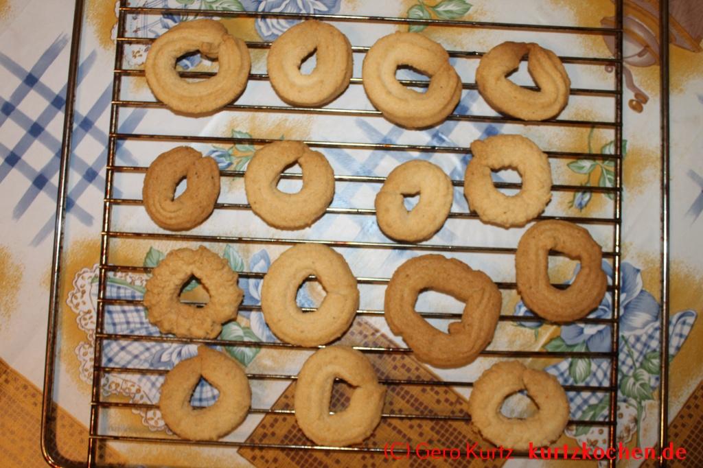 Butterspritzgebäck - fertige Kekse auf einem Rost
