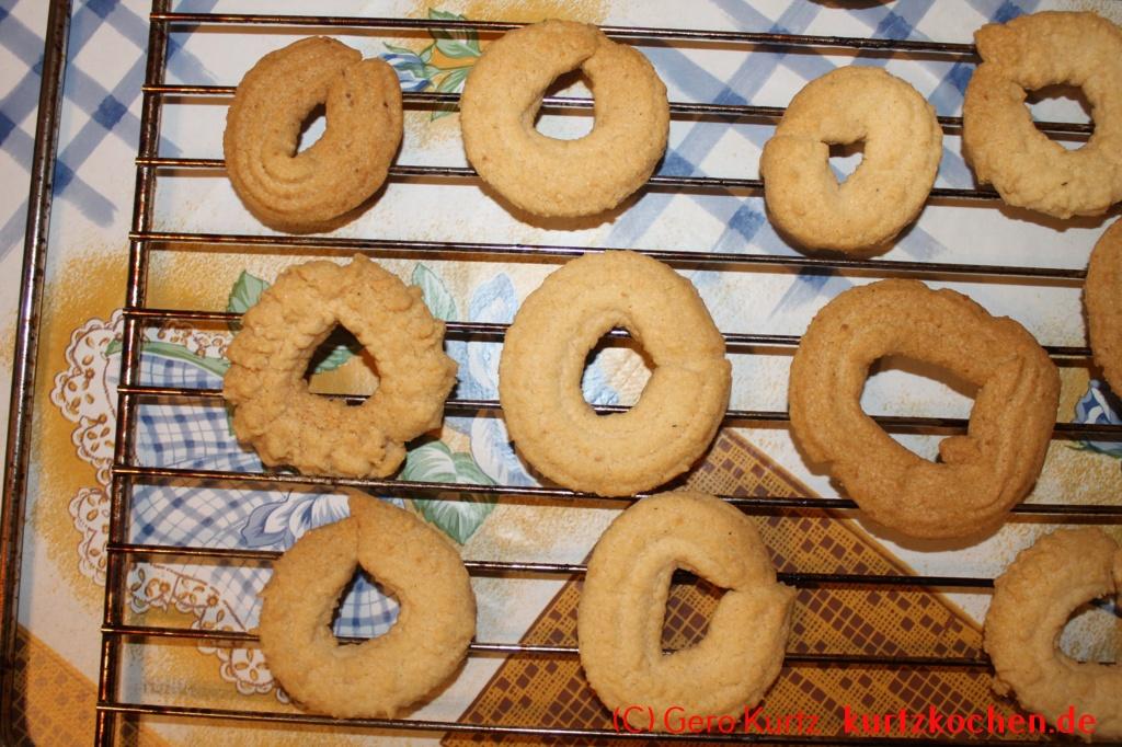 Butterspritzgebäck - fertige Kekse auf dem Rost
