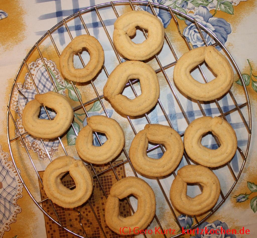 Butterspritzgebäck - Kekse auf einem runden Gitter