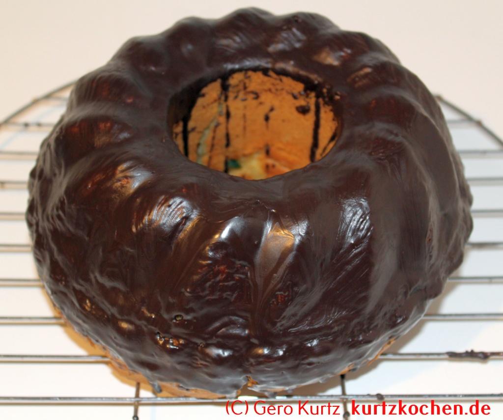 Gugelhupf Grundrezept - Kuchen mit fertiger Schokoladenglasur