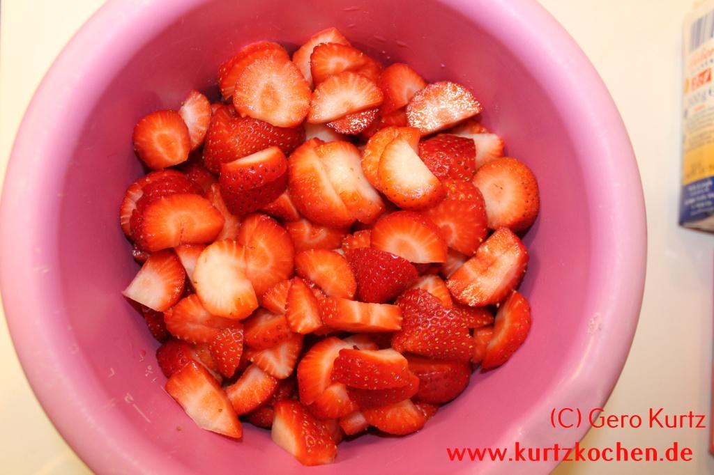 Erdbeermarmelade - klein geschnittene Erdbeeren fertig zur Weiterverarbeitung
