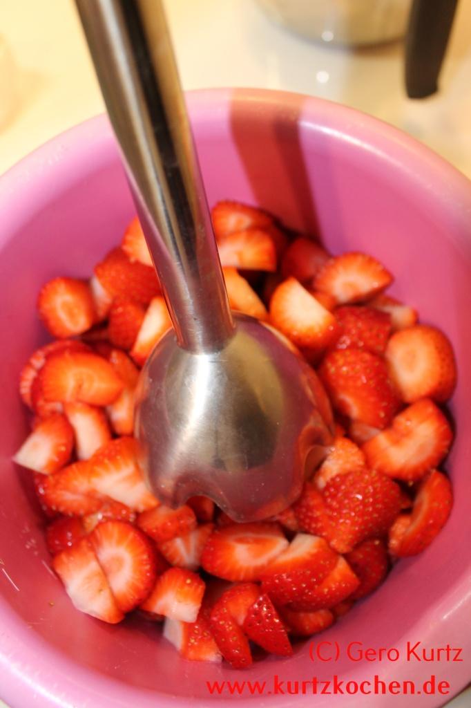 Erdbeermarmelade Pürieren der Erdbeeren