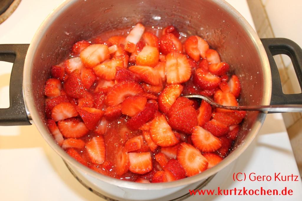 Erdbeermarmelade - Topf fertig befüllt zum Kochen