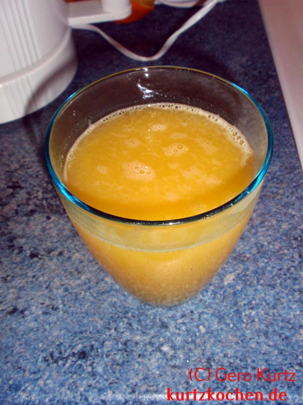 Ein Glas frisch gepresster Apfelsinensaft