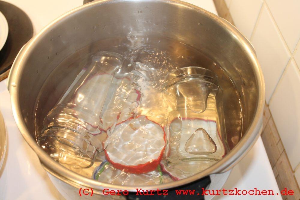 Deckel und Einmachgläser im kochenden Wasser