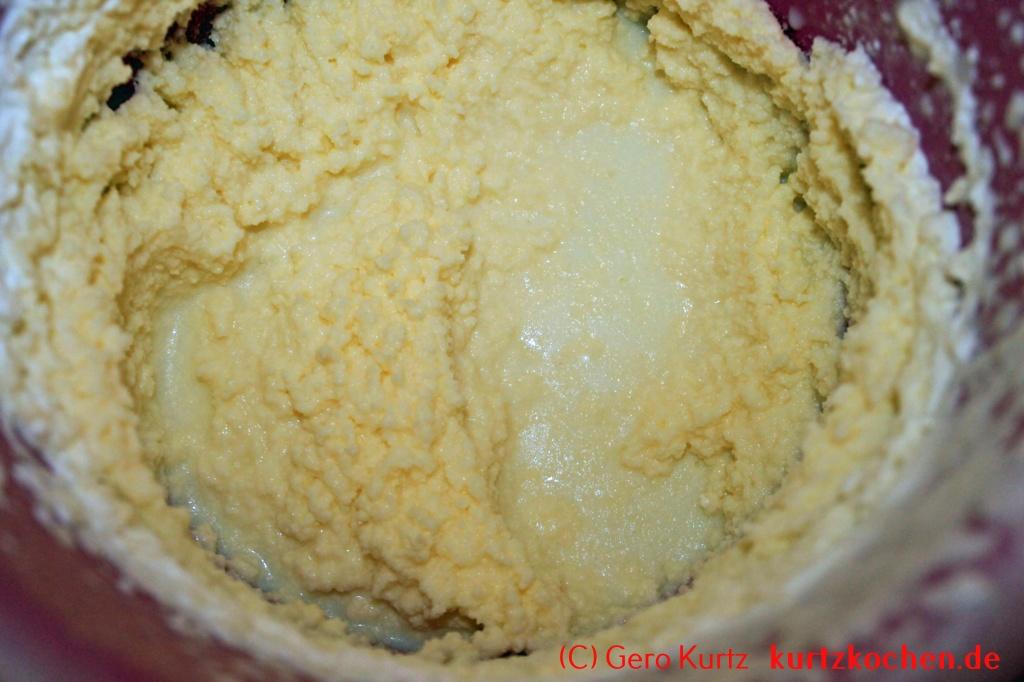Butter selber machen - sich absondernde Buttermilch