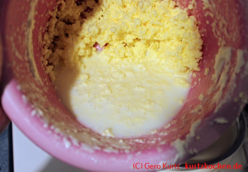 Butter selber machen - Buttermilch und Butterflocken in einer Schüssel