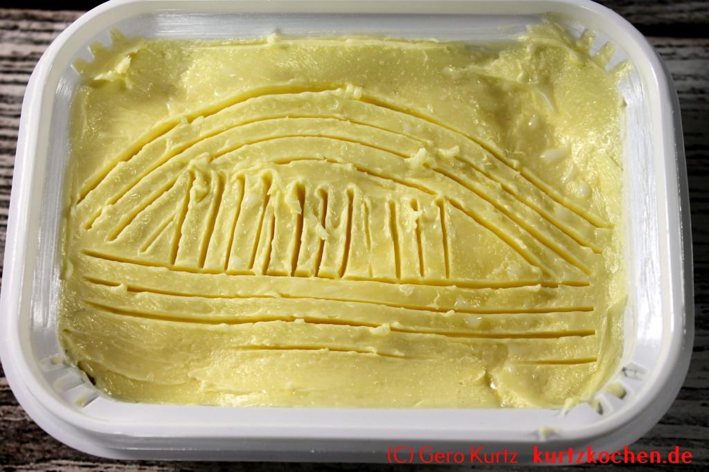 Butter selber machen - selbstgemachte Butter in einer Schachtel