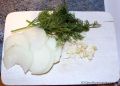 Zwiebel in Ringe schneiden und den Knoblauch fein hacken Rezept Senfgurken - Zwiebelringe und gehackter Knoblauch + Dill